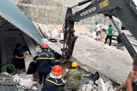 Các lực lượng chức năng tìm kiếm cứu nạn cứu hộ người bị vùi lấp. (Ảnh: TTXVN phát)