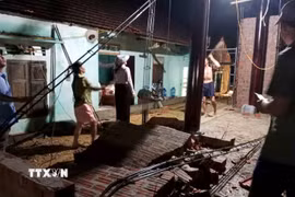 Tại xã Thành Bình Thọ dông lốc, mưa đá lớn làm tốc mái, hư hỏng 193 nhà dân, 1 nhà văn hóa thôn ước tính hơn 6 tỷ đồng. (Ảnh: TTXVN phát)
