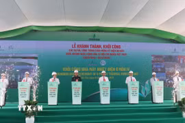 Các đại biểu thực hiện nghi thức khởi công. (Ảnh: Ngọc Thiện/TTXVN)