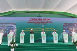 Các đại biểu thực hiện nghi thức khởi công. (Ảnh: Ngọc Thiện/TTXVN)