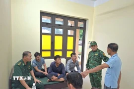 10 thuyền viên được Đồn Biên phòng Đảo Trần (Quảng Ninh) chăm sóc sức khỏe. (Ảnh: TTXVN phát)