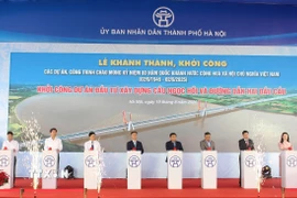Các đại biểu thực hiện nghi lễ ấn nút khởi công dự án đầu tư xây dựng cầu Ngọc Hồi và đường dẫn hai đầu cầu. (Ảnh: Nguyễn Thắng/TTXVN)