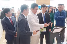 Lãnh đạo thành phố tham quan, trải nghiệm các sản phẩm khoa học và công nghệ số. (Ảnh: Cổng Thông tin Điện tử thành phố Huế)