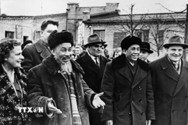 Chủ tịch Hồ Chí Minh thăm nhà máy Uralmash (thành phố Sverdlovsk) trong chuyến thăm hữu nghị chính thức Liên Xô, tháng 7/1955. (Ảnh: Tư liệu/TTXVN phát)