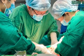 Bác sỹ Khoa Sản, Bệnh viện đa khoa Bình Dương, tiến hành mổ lấy thai cho sản phụ. (Ảnh: Bệnh viện cung cấp)