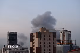 Khói bốc lên sau vụ tấn công tại Tehran, Iran. (Ảnh: THX/TTXVN phát)