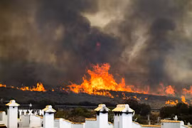 Lửa cháy rừng bùng phát dữ dội tại Los Gallardos, Almeria, Tây Ban Nha. (Ảnh: Anadolu Agency/TTXVN phát)