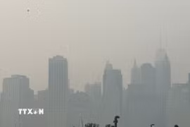 Trung tâm Manhattan chìm trong khói mù nhìn từ phía Brooklyn. (Ảnh: Thanh Tuấn/TTXVN)