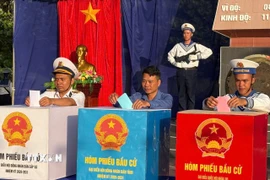 Các ngư dân cùng cán bộ, chiến sĩ bầu cử tại điểm bỏ phiếu số 14, đặc khu Trường Sa. (Ảnh: TTXN phát)