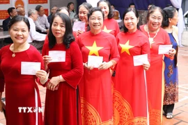 Ngay từ sáng sớm, các cử tri phường Hoa Lư, tỉnh Ninh Bình đến bỏ phiếu tại Khu vực bỏ phiếu số 27. (Ảnh: Hải Yến/TTXVN)