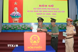 Công an Cà Mau thực hiện nghĩa vụ công dân bỏ phiếu tại điểm Khóm 22 Phường Tân Thành. (Ảnh: Trung Hiếu./TTXVN)