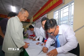 Cử tri thành phố Huế phấn khởi đi thực hiện quyền công dân