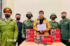 Bắt giữ đối tượng vận chuyển trái phép pháo lậu qua biên giới. (Ảnh: TTXVN phát)