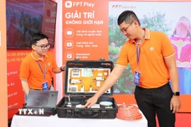 Doanh nghiệp giới thiệu các giải pháp, thiết bị và dịch vụ thông minh giúp kết nối và tự động hóa điều khiển các thiết bị trong ngôi nhà tại một sự kiện khoa học-công nghệ được tỉnh Khánh Hòa tổ chức. (Ảnh: Nguyễn Thành/TTXVN)