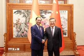 Phó Chủ tịch Quốc hội Trần Quang Phương (trái) và Phó Ủy viên trưởng Nhân đại toàn quốc Trung Quốc Trương Khánh Vĩ. (Ảnh: Công Tuyên/TTXVN)