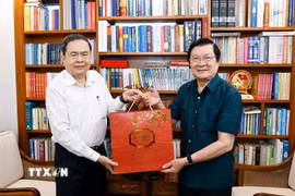 Chủ tịch Quốc hội Trần Thanh Mẫn tới thăm, chúc Tết nguyên Chủ tịch nước Trương Tấn Sang. (Ảnh: Doãn Tấn/TTXVN)