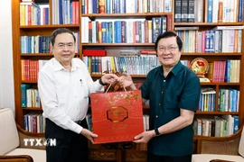 Chủ tịch Quốc hội Trần Thanh Mẫn tới thăm, chúc Tết nguyên Chủ tịch nước Trương Tấn Sang. (Ảnh: Doãn Tấn/TTXVN)
