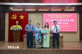 Bà Phúc Bình Niê Kdăm (thứ 2, phải sang) được bầu làm Phó Chủ tịch HĐND tỉnh Đắk Lắk khóa X, nhiệm kỳ 2021-2026. (Ảnh: Ngọc Minh/TTXVN)