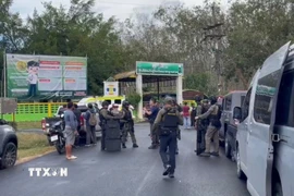 Cảnh sát được triển khai tại trường học Patong Prathankiriwat ở huyện Hat Yai, tỉnh Songkhla, Thái Lan, sau khi xảy ra vụ nổ súng ngày 11/2/2026. (Ảnh: THX/TTXVN)