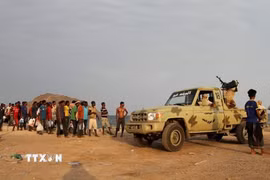 Người di cư chờ lên tàu ở cảng Aden, Yemen để trở về Somalia, sau khi bị trục xuất. (Ảnh: Getty Images/TTXVN)