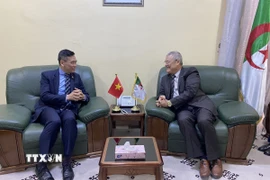 Đại sứ Trần Quốc Khánh trao đổi về cơ hội hợp tác với ông Othmane Abdelaziz, Tỉnh trưởng tỉnh Touggourt. (Ảnh: Ngọc Tú/TTXVN)