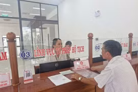 Người dân đến nộp hồ sơ trong ngày vận hành thử nghiệm chính quyền hai cấp cấp xã, phường tại phường Pleiku, Gia Lai. (Ảnh: Hồng Điệp/TTXVN)