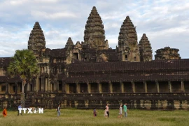 Khách du lịch tham quan đền Angkor Wat ở tỉnh Siem Reap, Campuchia. (Ảnh: AFP/TTXVN)
