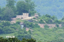 Một tiền đồn tại khu vực biên giới Triều Tiên, nhìn từ tỉnh Gyeonggi, Hàn Quốc. (Ảnh: Yonhap/TTXVN)