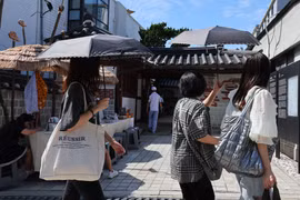 Người dân di chuyển dưới trời nắng nóng tại Seoul, Hàn Quốc. (Ảnh: Yonhap/TTXVN)