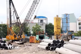 Khu vực công trường thi công Dự án cải tạo rạch Xuyên Tâm, đoạn qua phường Bình Thạnh. (Ảnh: An Hiếu/TTXVN)