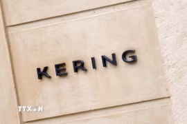 Biểu tượng của Tập đoàn Kering tại trụ sở hãng ở Paris, Pháp. (Ảnh: Reuters/TTXVN)