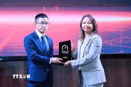 Bà Susila Johnston, đại diện Tổ chức Ookla, trao giải thưởng cho Công ty Star Telecom (Unitel). (Ảnh: Xuân Tú/TTXVN)