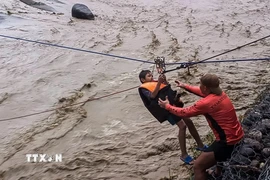 Lực lượng cứu hộ sơ tán người dân khỏi vùng ngập lụt do mưa bão tại tỉnh Ilocos Sur, Philippines. (Ảnh: THX/TTXVN)
