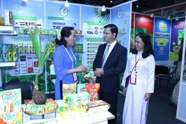 Đại sứ Việt Nam tại Ấn Độ Nguyễn Thanh Hải tham quan các gian hàng. (Ảnh: Quang Trung/TTXVN)