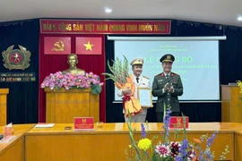 Đại tá Nguyễn Ngọc Quyền - Phó Bí thư Đảng ủy, Phó Giám đốc Công an thành phố Hà Nội trao quyết định của Giám đốc Công an thành phố Hà Nội bổ nhiệm Trung tá Chu Quốc Dũng giữ chức vụ Trưởng Ban Biên tập Chuyên đề An ninh Thủ đô.