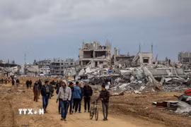 Người tị nạn Palestine trở về nhà tại miền Bắc Dải Gaza ngày 9/2/2025. (Ảnh: THX/TTXVN)