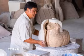 Nhiều phương pháp mới được áp dụng trong sản xuất gốm sứ truyền thống tại các doanh nghiệp sản xuất gốm tại làng nghề gốm Bình Dương. (Ảnh: Hương Giang/TTXVN)
