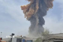 Khói bốc cao ngút sau vụ nổ tại khu cảng Shahid Rajaee ở thành phố Bandar Abbas, miền Nam Iran ngày 26/4/2025. (Ảnh: )IRNA/TTXVN