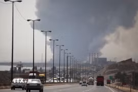 Khói bốc cao ngút sau vụ nổ tại khu cảng Shahid Rajaee ở thành phố Bandar Abbas, miền Nam Iran ngày 26/4. (Ảnh: REUTERS/TTXVN)