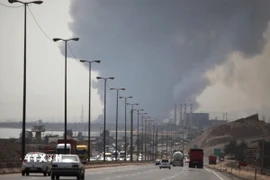 Khói bốc cao ngút sau vụ nổ tại khu cảng Shahid Rajaee ở thành phố Bandar Abbas, miền Nam Iran ngày 26/4. (Ảnh: REUTERS/TTXVN)