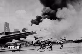 Quân giải phóng đánh chiếm sây bay Tân Sơn Nhất, ngày 30/4/1975. (Ảnh: Quang Thành/TTXVN)