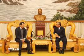 Đại tướng Vilay Lakhamphong, Phó Thủ tướng, Bộ trưởng Bộ Công an Lào (phải) tiếp Bộ trưởng Bộ Công an Việt Nam Lương Tam Quang. (Ảnh: Xuân Tú/TTXVN)