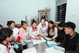 Lớp học tiếng dân tộc Mảng theo hình thức truyền khẩu tại xã biên giới Pa Tần thu hút đông đảo người dân, thanh niên tham gia. (Ảnh: Quý Trung/TTXVN)