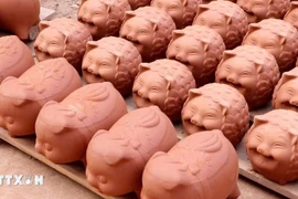 Những chú heo đất dễ thương được phơi khô dưới nắng, chờ vào lò nung. (Ảnh: Huyền Trang/TTXVN)