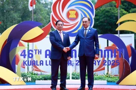 Thủ tướng Malaysia Anwar Ibrahim đón Thủ tướng Phạm Minh Chính. (Ảnh: Dương Giang/TTXVN)