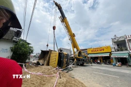 Lực lượng chức năng khắc phục hậu quả tại hiện trường vụ tai nạn. (Ảnh: TTXVN phát)\