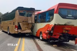 Vụ tai nạn liên hoàn giữa 4 xe, trong đó có 2 xe ôtô khách. (Ảnh: TTXVN phát)