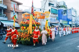 Người dân và du khách theo dõi Lễ rước nước trong không khí trang nghiêm tại phường Bắc Nha Trang. (Ảnh: Đặng Tuấn/TTXVN)