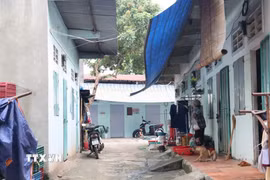 Một dãy nhà trọ cho thuê. (Ảnh: TTXVN phát)