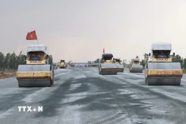 Huy động nhiều trang thiết bị, máy móc phục vụ công trường cao tốc về đích đúng hẹn. (Ảnh: Tuấn Phi/TTXVN)